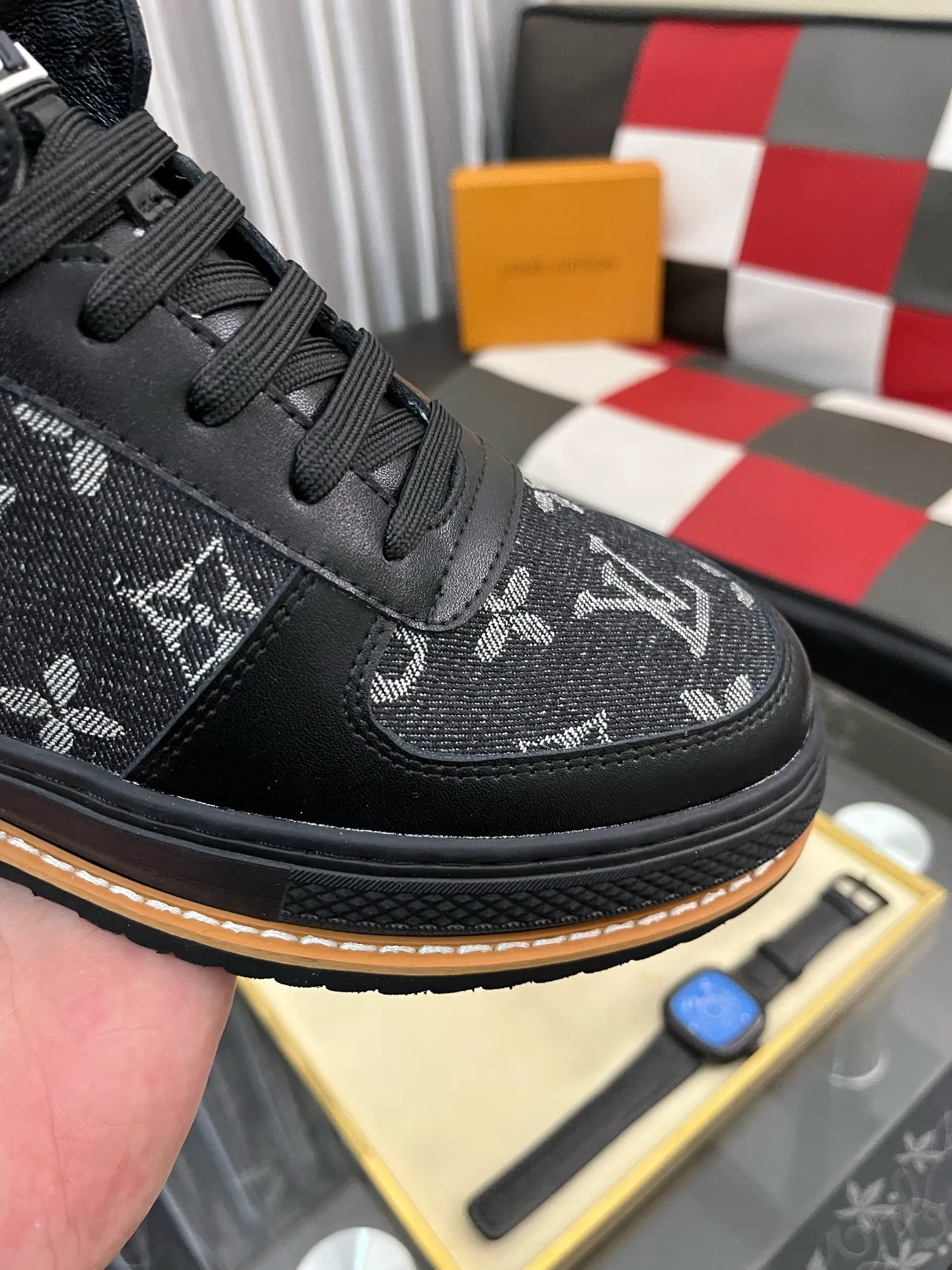 Ex-factory price: 420⌚️⌚️《Louis vuitton/LV Louis Vuitton》original quality.~ Unique modern style sneakers. 🏃A must-have casual shoe for trendy men😍😍 Original brand imported from Italy, imported original leather, cowhide lining (refuses to discolor and grind feet) sole: original sole provided by the original factory, French lazy style design ⚠️Fit to the feet, original quality, super comfortable original sole. Code number: 38-442️⃣Colors available